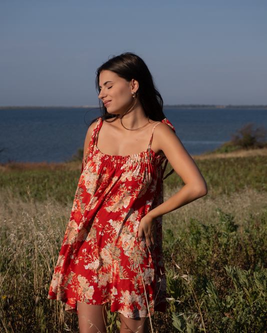 Hack couture du patron Chloé : robe sans patte de boutonnage en tissu fleuri rouge, tutoriel couture pas à pas.