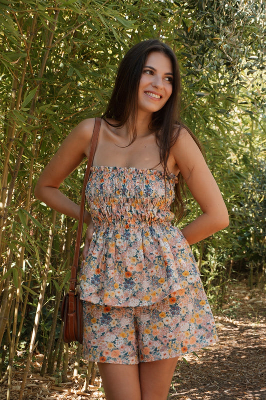 Top Chloé à effet smocké et bas évasé, porté avec une jupe-culotte fleurie assortie.
